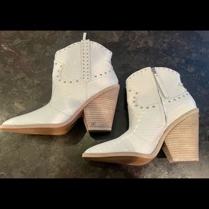 NWOT Sam Edelman white booties.